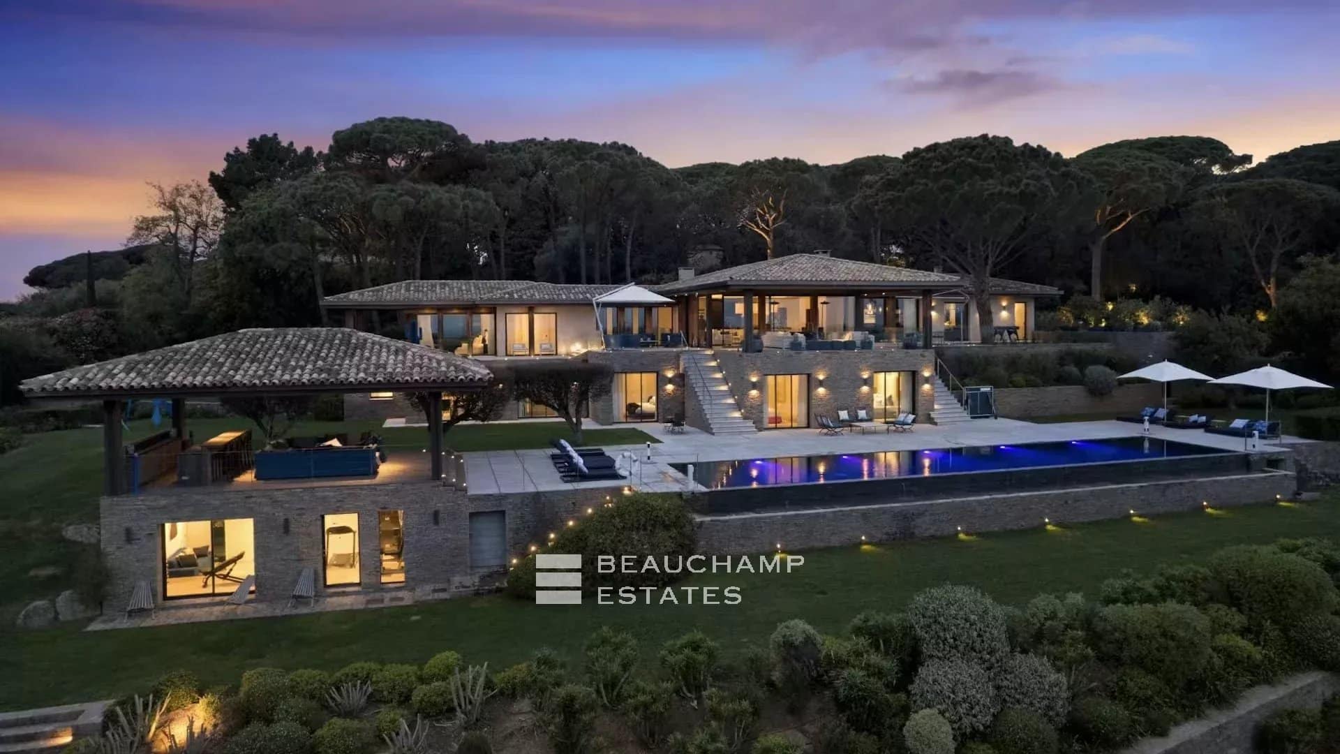 Exceptional luxury villa close to the beaches of Tahiti and Saint-Tropez Exceptional luxury villa close to the beaches of Tahiti and Saint-Tropez