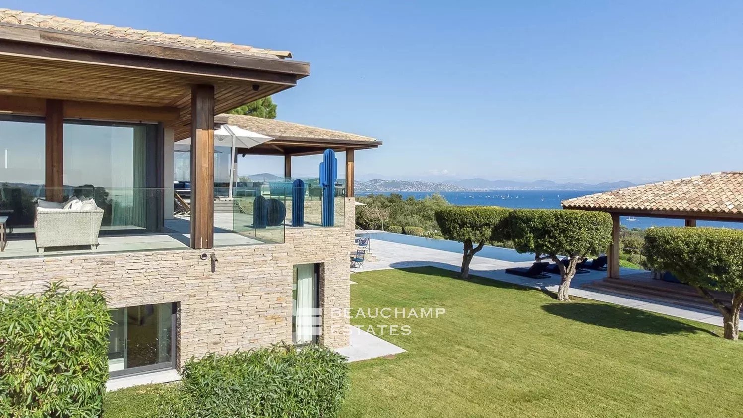 Exceptional luxury villa close to the beaches of Tahiti and Saint-Tropez Exceptional luxury villa close to the beaches of Tahiti and Saint-Tropez