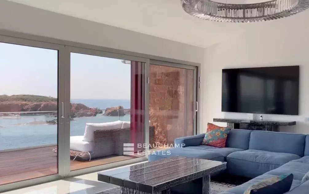 Exceptional new waterfront villa with ultra-luxury features