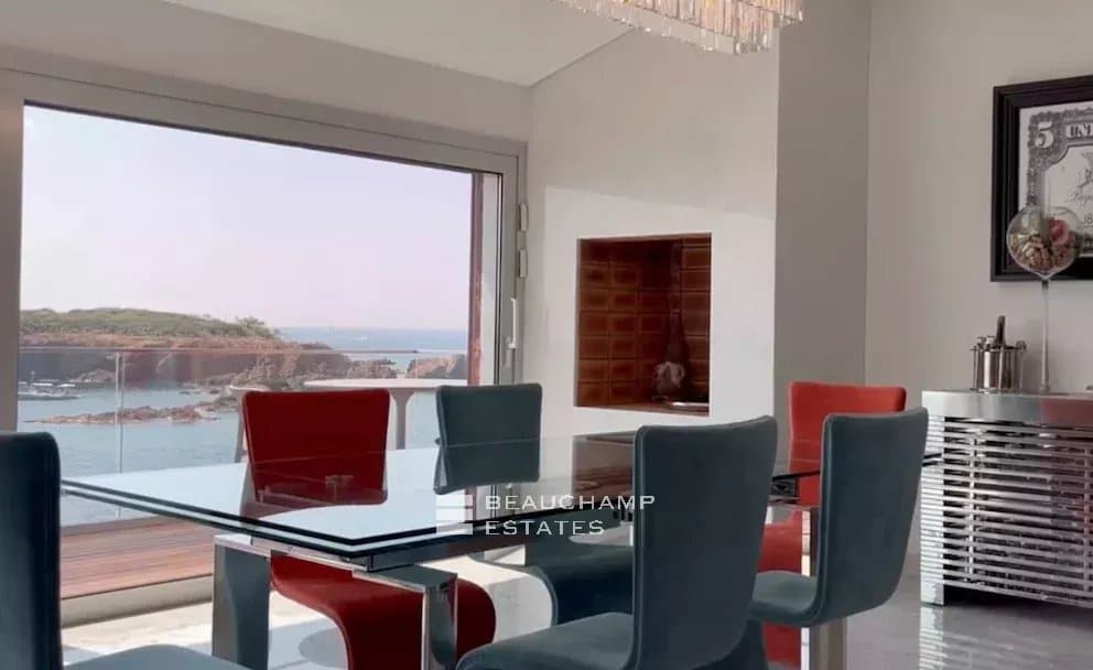 Exceptional new waterfront villa with ultra-luxury features