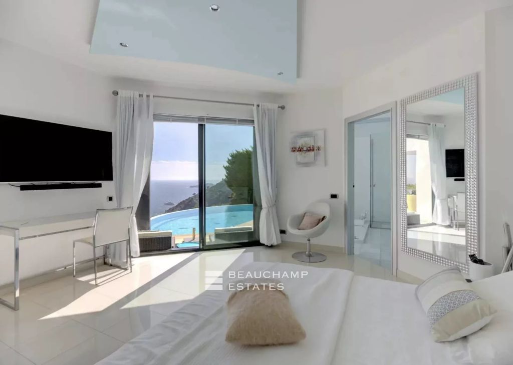 Exceptional Villa with Panoramic Sea View – 10 Minutes from Monaco