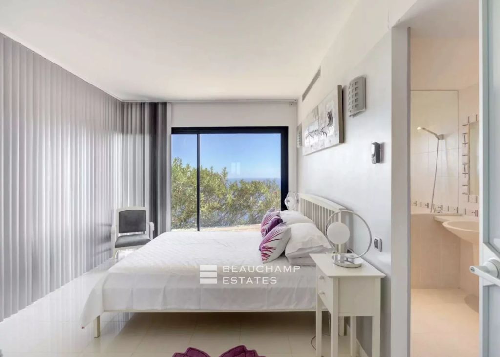 Exceptional Villa with Panoramic Sea View – 10 Minutes from Monaco