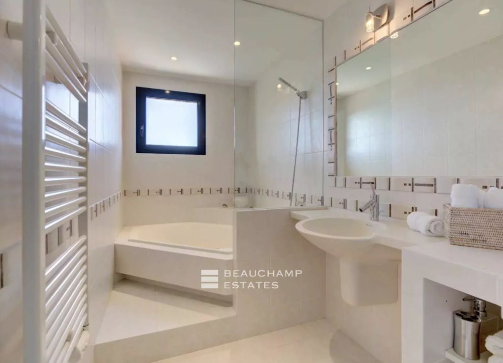 Exceptional Villa with Panoramic Sea View – 10 Minutes from Monaco