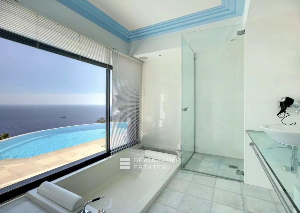 Exceptional Villa with Panoramic Sea View – 10 Minutes from Monaco