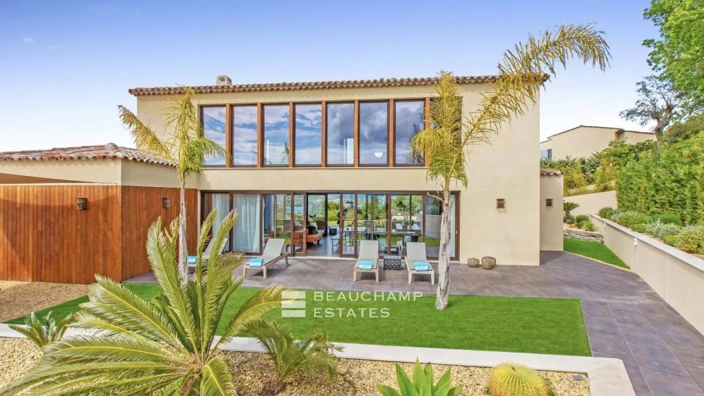 Exceptional villa with sea view in a secure residence at the entrance to Saint-Tropez