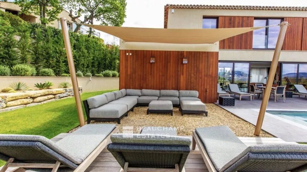 Exceptional villa with sea view in a secure residence at the entrance to Saint-Tropez