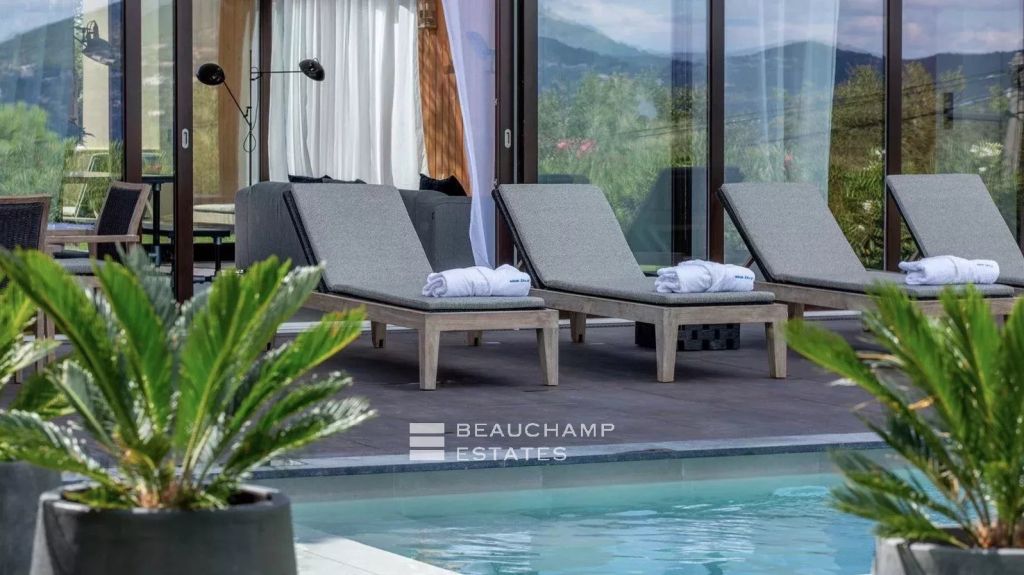 Exceptional villa with sea view in a secure residence at the entrance to Saint-Tropez