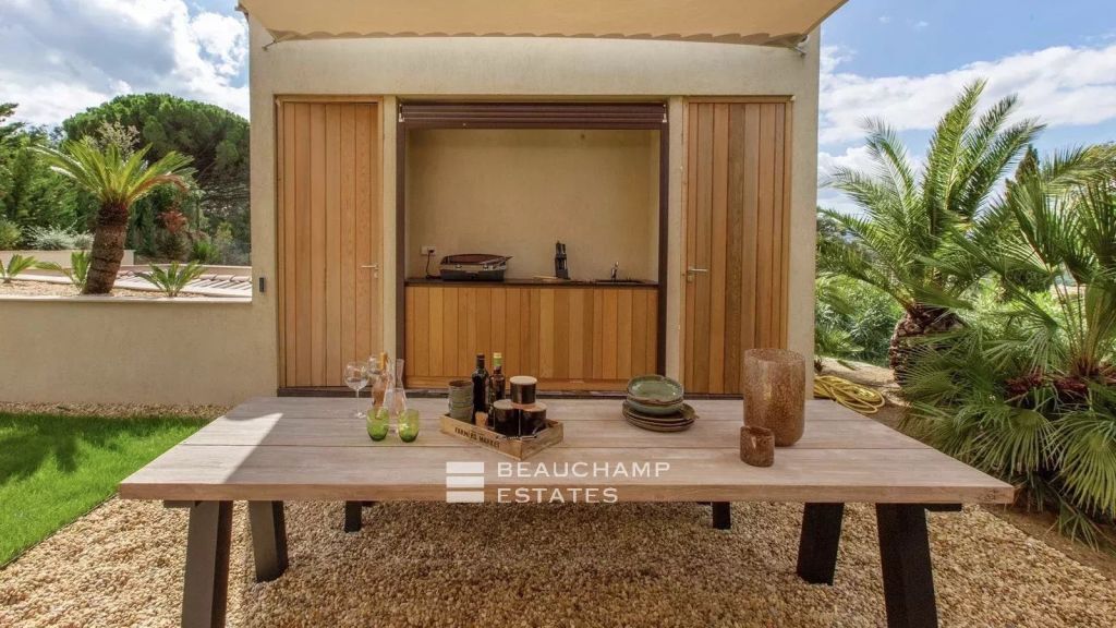 Exceptional villa with sea view in a secure residence at the entrance to Saint-Tropez