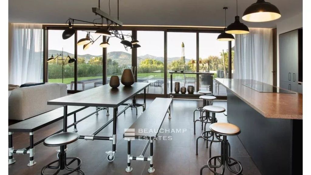 Exceptional villa with sea view in a secure residence at the entrance to Saint-Tropez