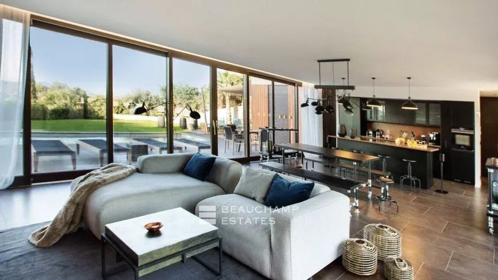 Exceptional villa with sea view in a secure residence at the entrance to Saint-Tropez