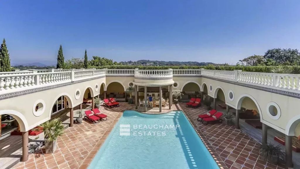 Exceptional villa with sea view in Saint-Tropez