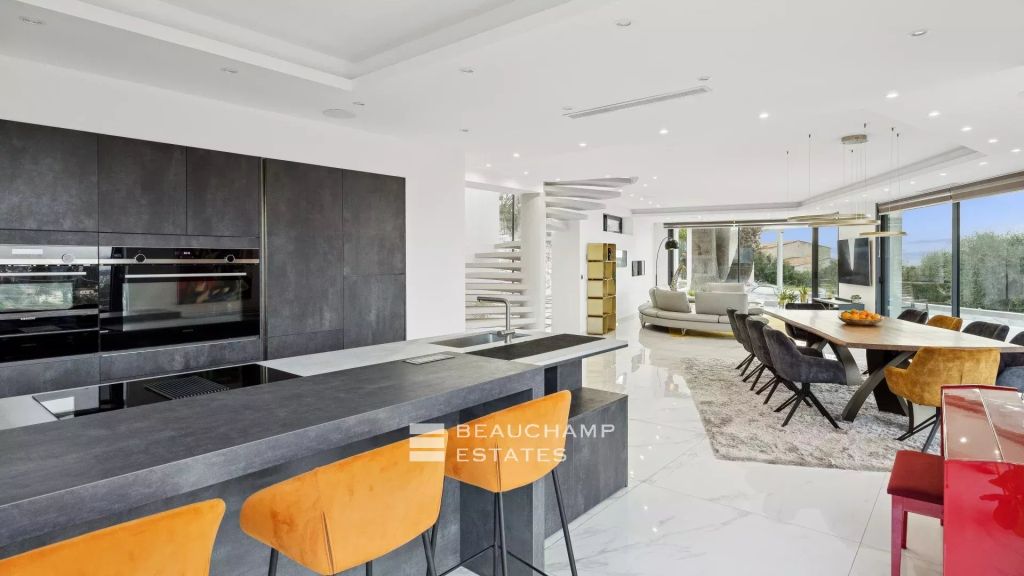 Contemporary 5-Bedroom Villa with Sea View – Nice