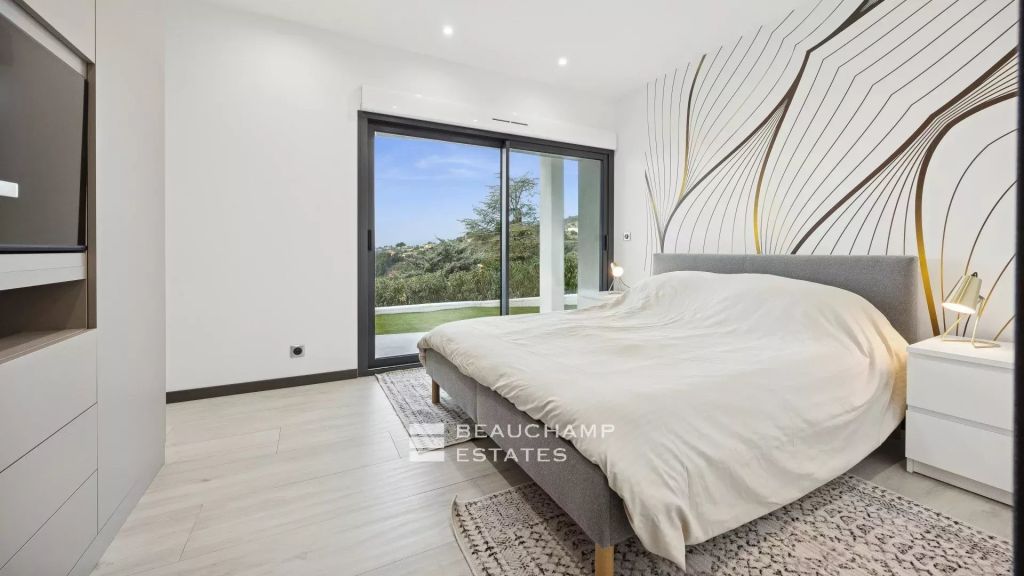 Contemporary 5-Bedroom Villa with Sea View – Nice