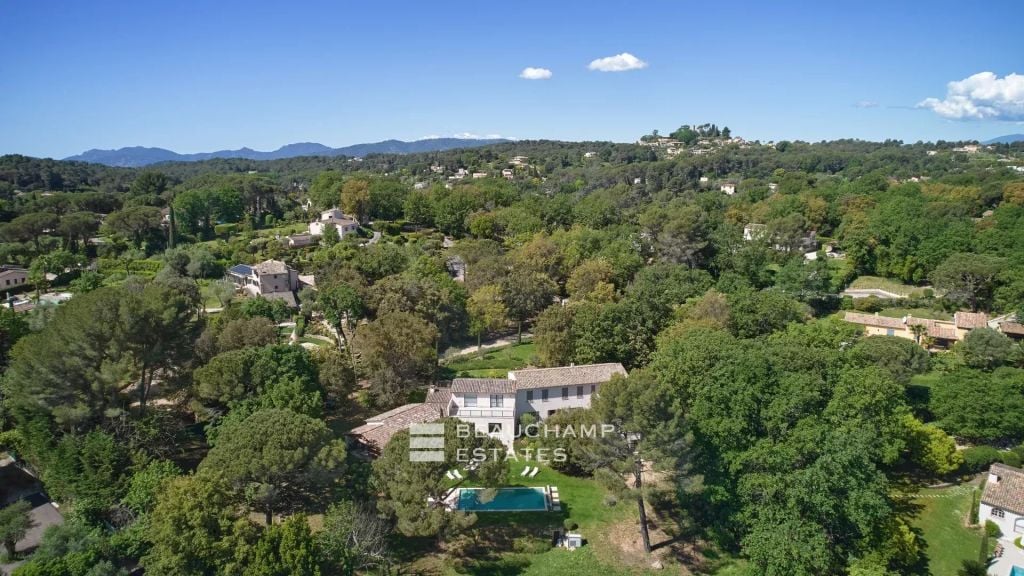 Family property with garden and swimming pool in a private domain