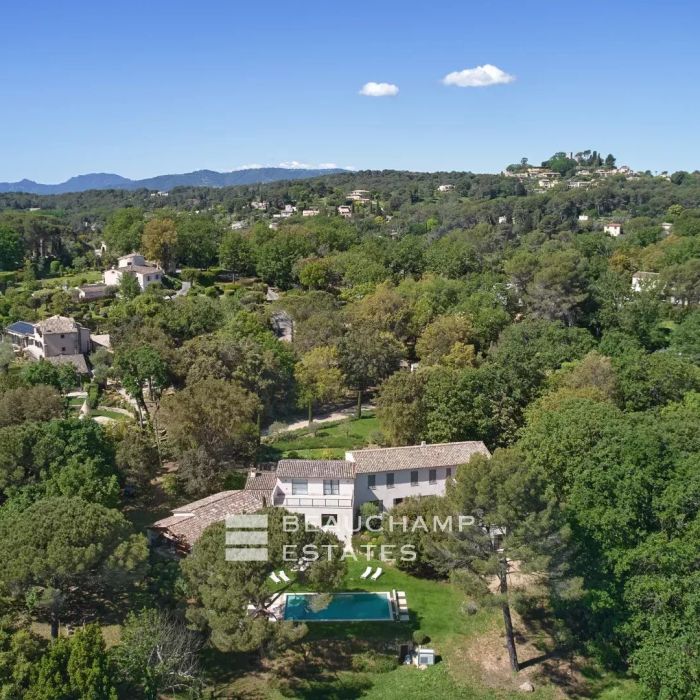 Family property with garden and swimming pool in a private domain