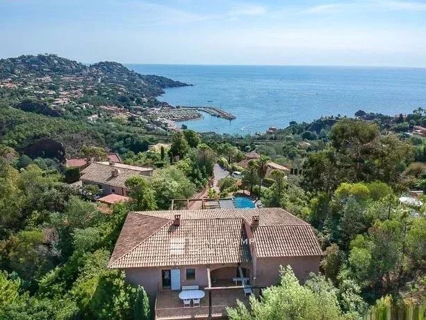 Family villa – 6 bedrooms – sea view in Théoule sur Mer – Great potential!