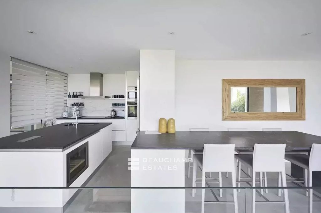 For sale in Saint-Tropez – Stunning architect-designed home with sea view.