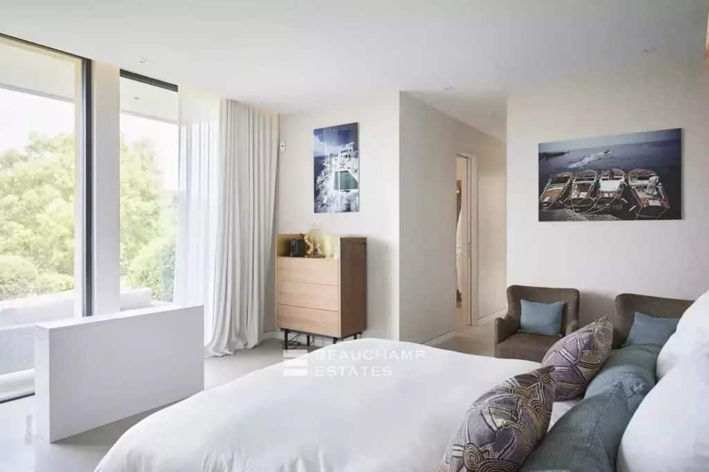 For sale in Saint-Tropez – Stunning architect-designed home with sea view.