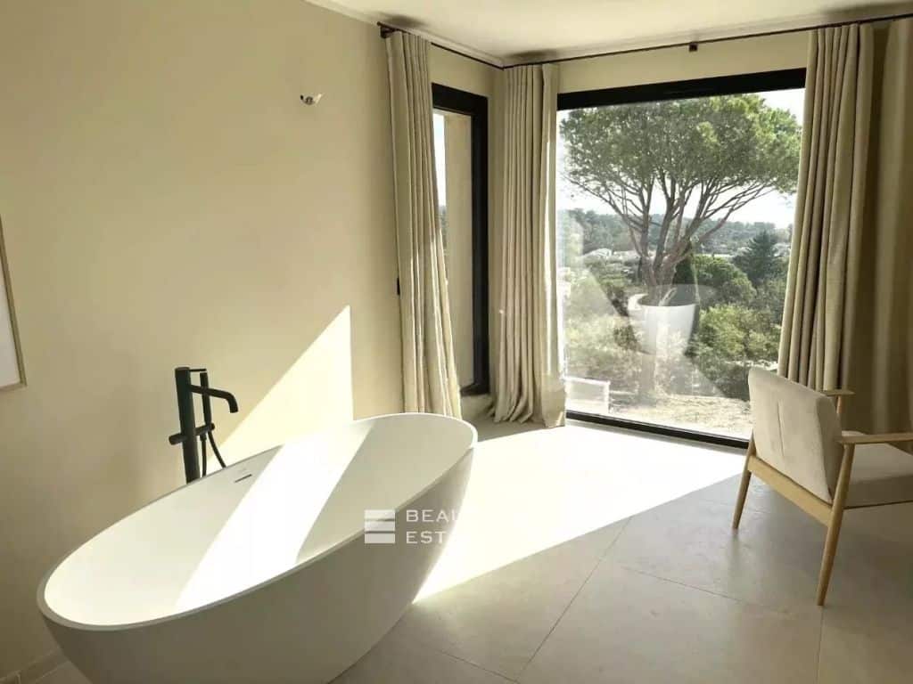 FULLY RENOVATED VILLA WITH SEA VIEW AND OVERLOOKING ST TROPEZ”