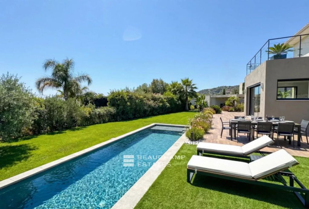 Golfe-Juan – Renovated Contemporary Villa Close to the Port and Beaches