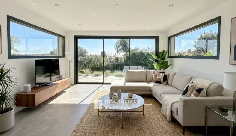 Golfe-Juan – Renovated Contemporary Villa Close to the Port and Beaches