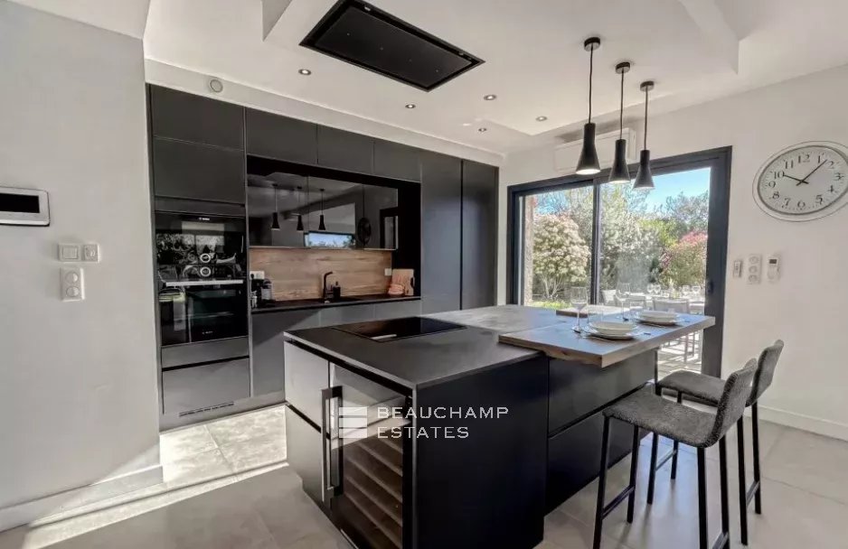 Golfe-Juan – Renovated Contemporary Villa Close to the Port and Beaches