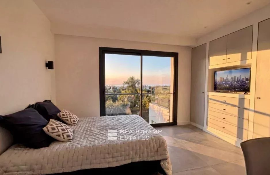 Golfe-Juan – Renovated Contemporary Villa Close to the Port and Beaches