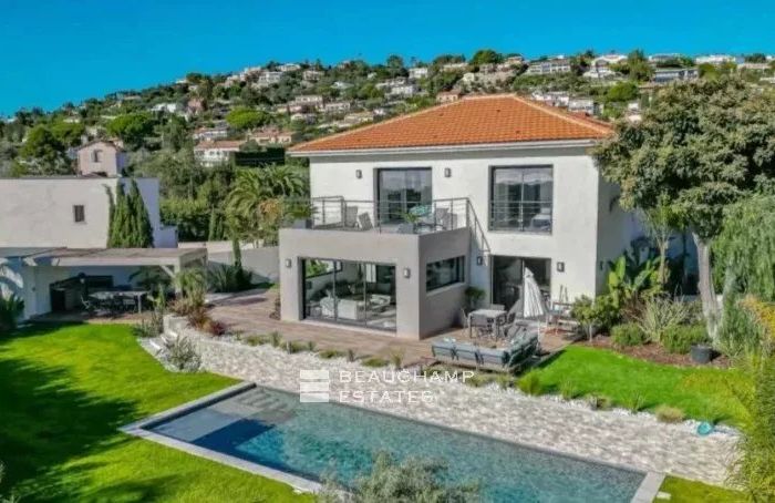 Golfe-Juan – Villa Contemporaine Rénovée à Proximité du Port et des Plages