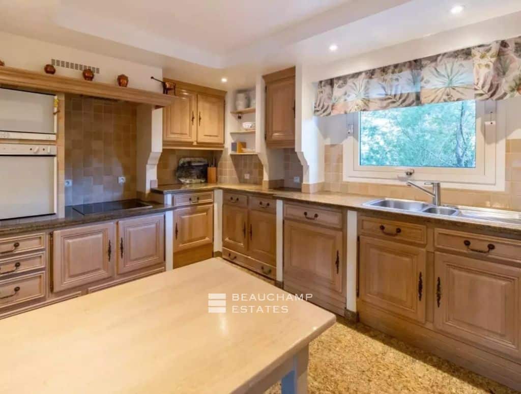 High-End Villa – Quality Features and Privileged Setting