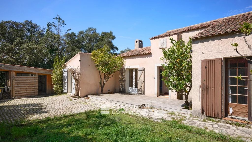 House with swimming pool to renovate – Great potential for extension – Gassin, on the outskirts of Saint-Tropez
