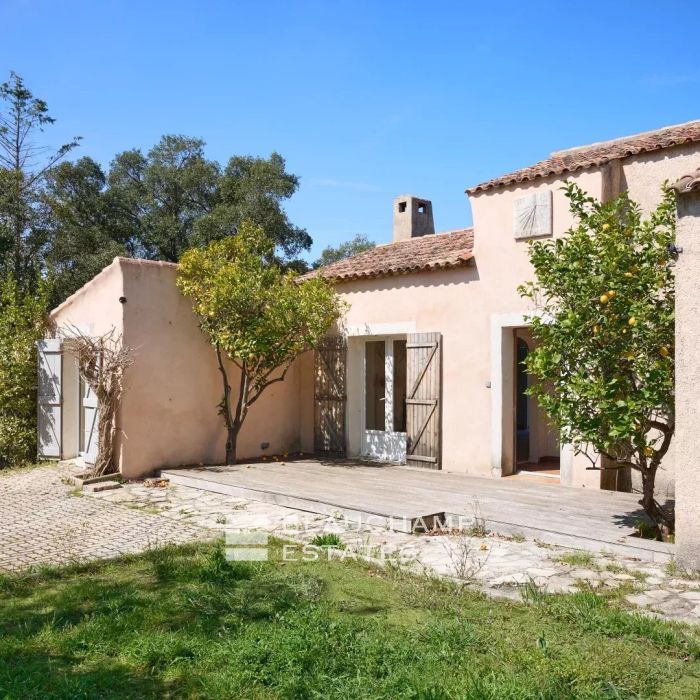 House with swimming pool to renovate – Great potential for extension – Gassin, on the outskirts of Saint-Tropez