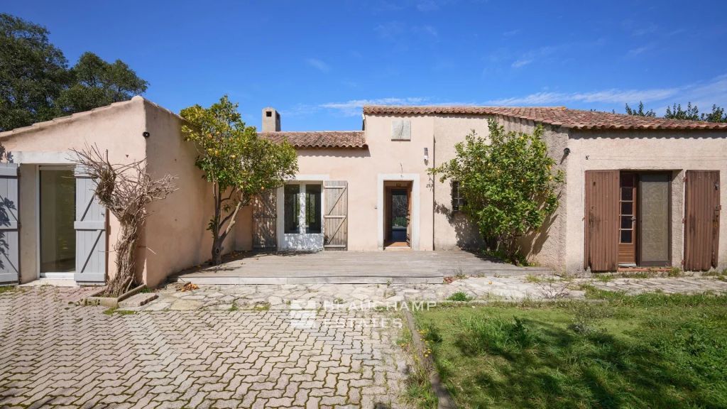 House with swimming pool to renovate – Great potential for extension – Gassin, on the outskirts of Saint-Tropez