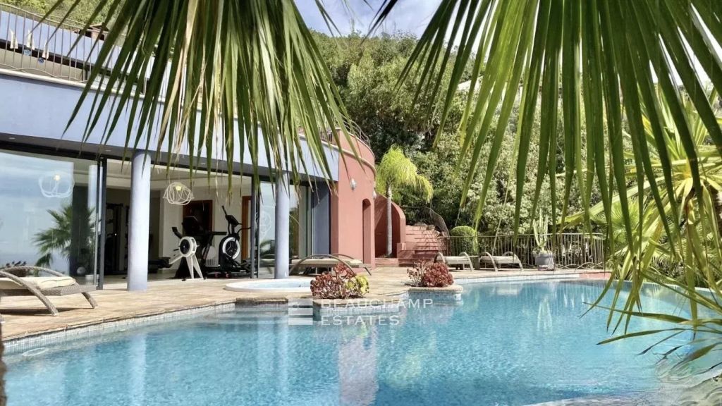 Ideally located in a sumptuous private domain offering a panoramic sea view, with direct access to a confidential cove