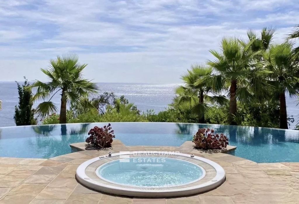 Ideally located in a sumptuous private domain offering a panoramic sea view, with direct access to a confidential cove