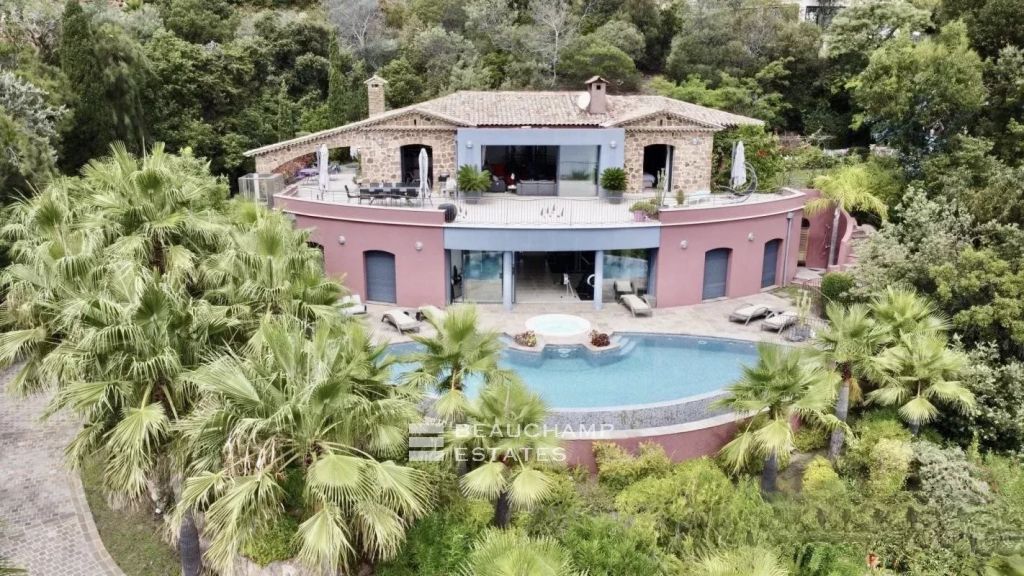 Ideally located in a sumptuous private domain offering a panoramic sea view, with direct access to a confidential cove