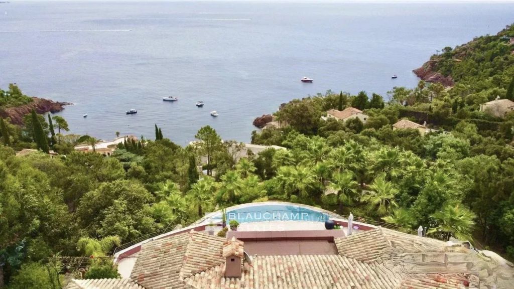 Ideally located in a sumptuous private domain offering a panoramic sea view, with direct access to a confidential cove