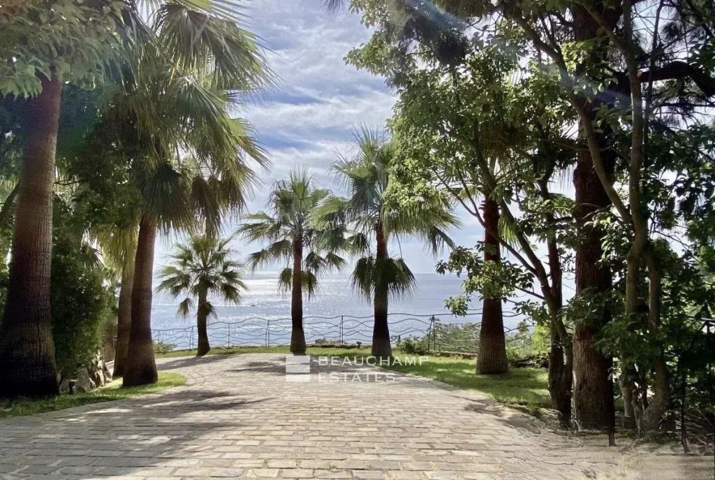Ideally located in a sumptuous private domain offering a panoramic sea view, with direct access to a confidential cove