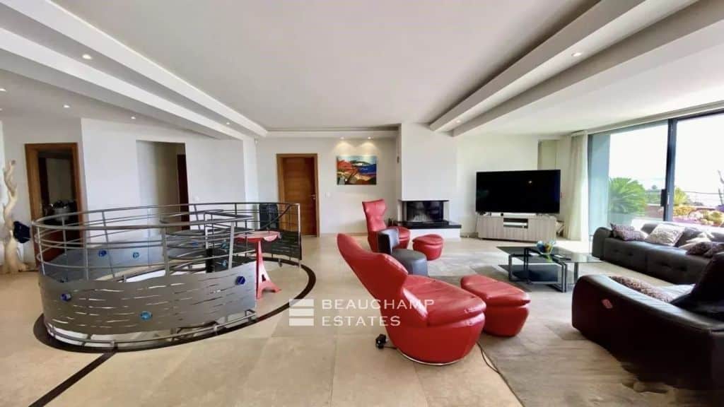 Ideally located in a sumptuous private domain offering a panoramic sea view, with direct access to a confidential cove