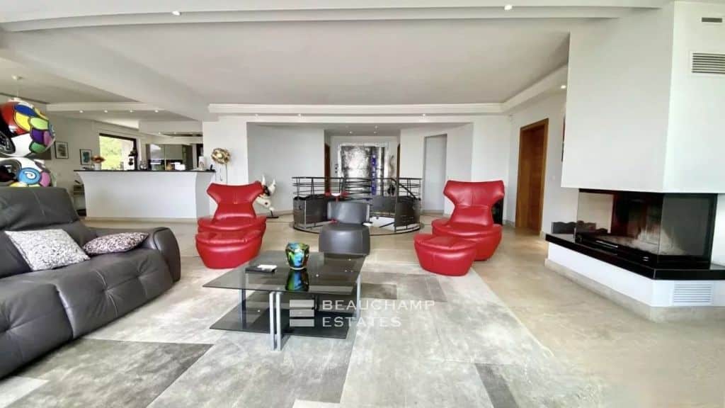 Ideally located in a sumptuous private domain offering a panoramic sea view, with direct access to a confidential cove