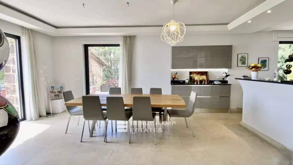 Ideally located in a sumptuous private domain offering a panoramic sea view, with direct access to a confidential cove