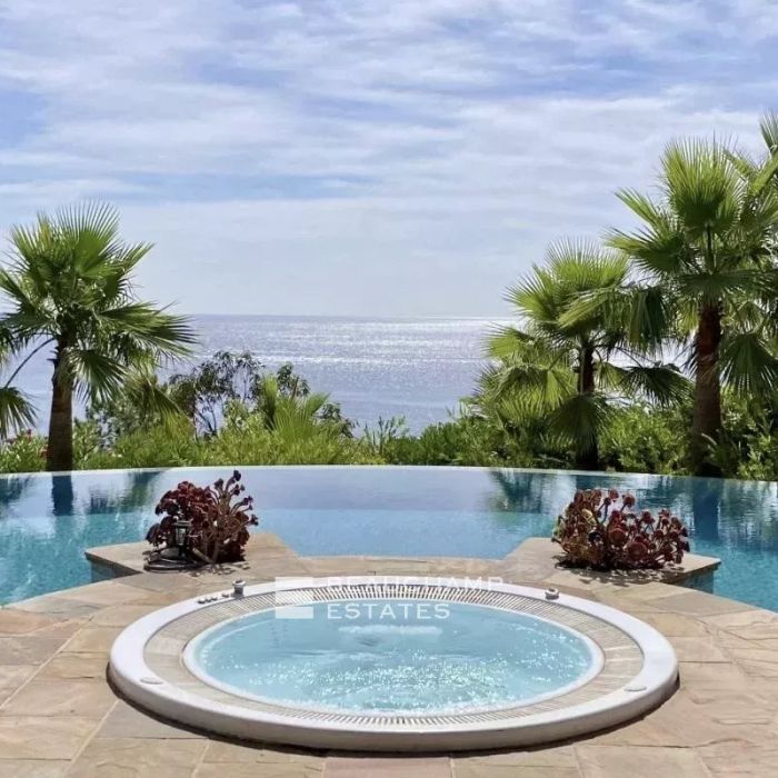 Idéalement située dans un domaine privé somptueuse propriété offrant une vue mer panoramique, avec accès direct à une calanque confidentielle