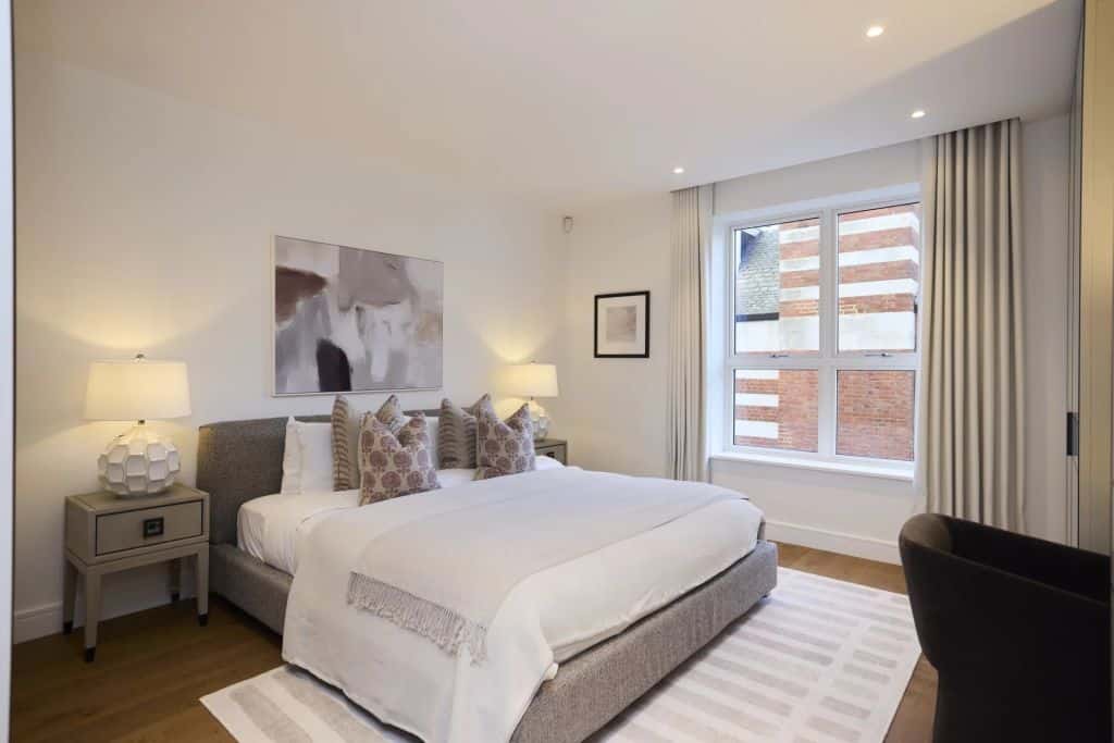 Interior designed, three bedroom apartment with superb views and concierge in Notting Hill.