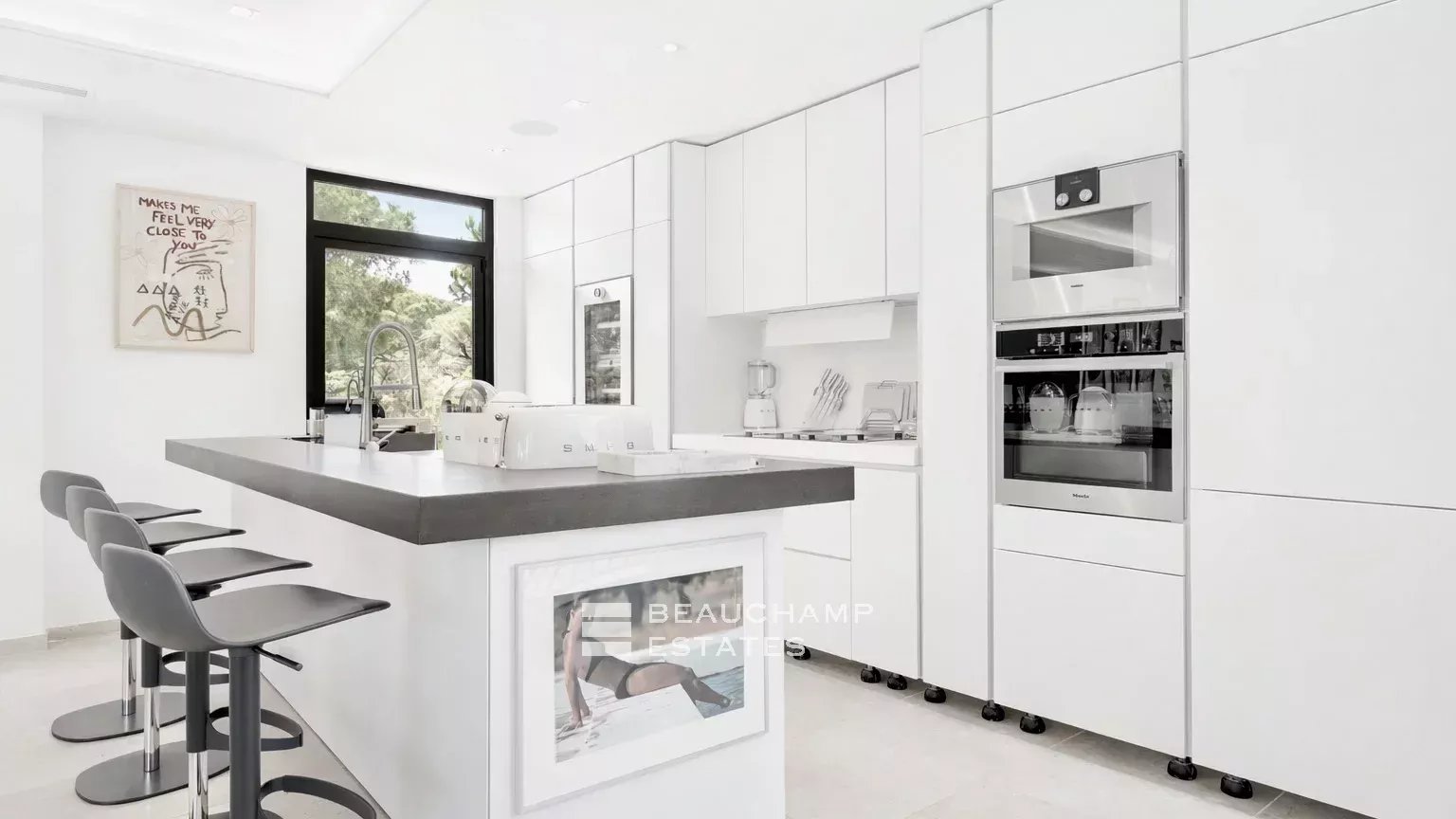 Intimate luxury contemporary villa within walking distance of Pampelonne beaches Intimate luxury contemporary villa within walking distance of Pampelonne beaches