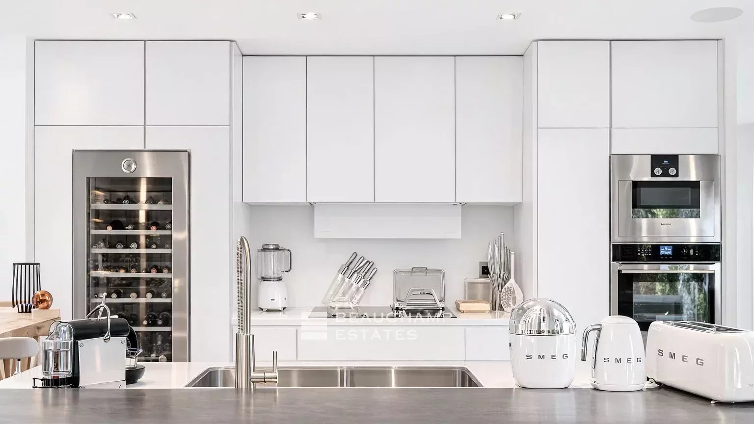 Intimate luxury contemporary villa within walking distance of Pampelonne beaches Intimate luxury contemporary villa within walking distance of Pampelonne beaches