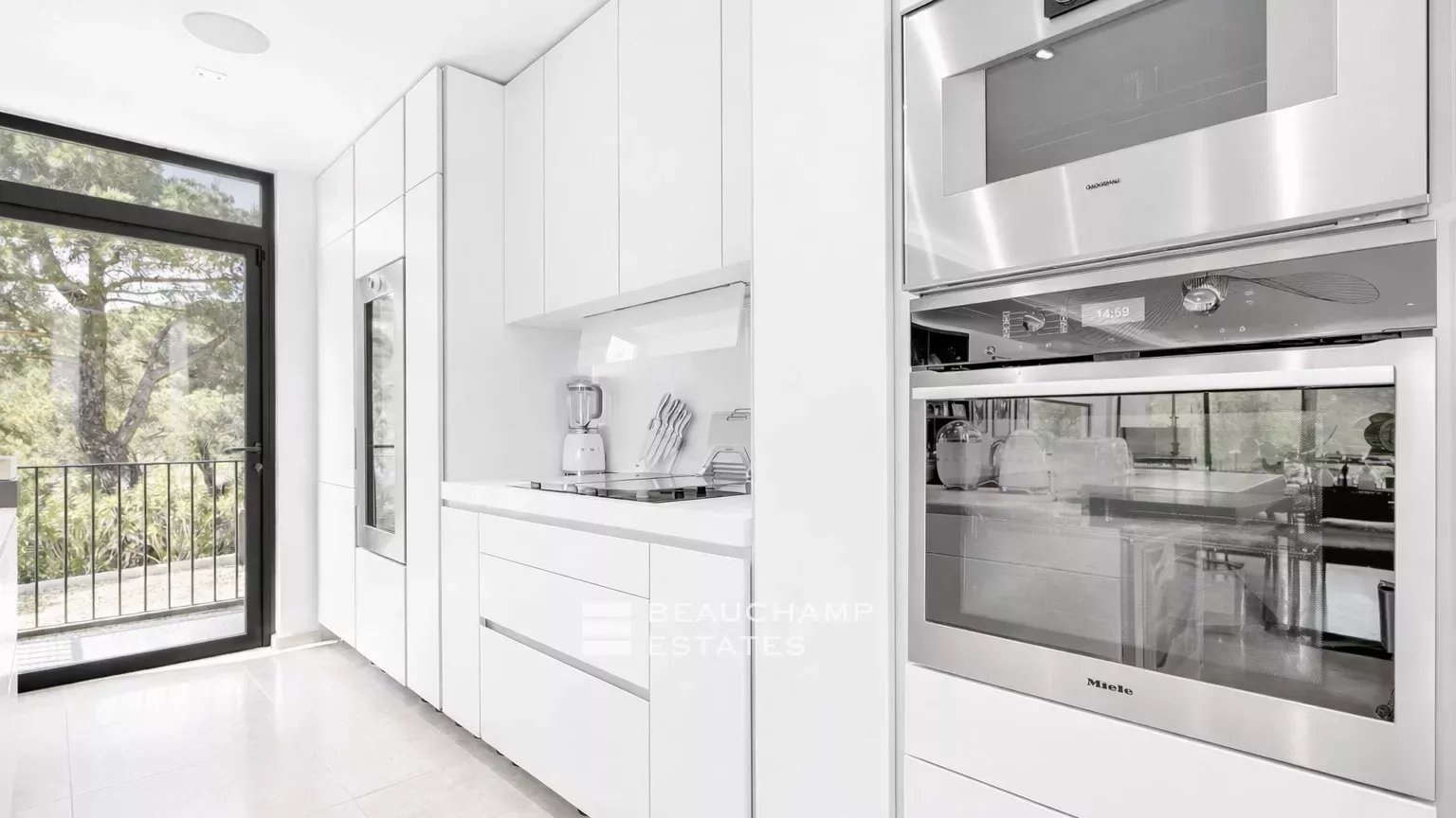 Intimate luxury contemporary villa within walking distance of Pampelonne beaches Intimate luxury contemporary villa within walking distance of Pampelonne beaches