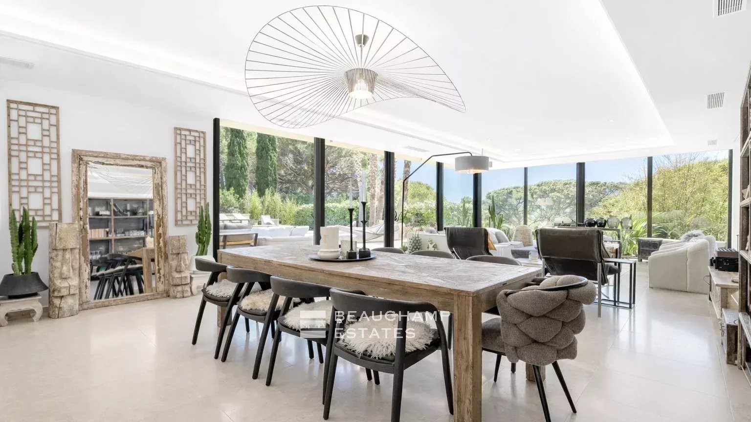 Intimate luxury contemporary villa within walking distance of Pampelonne beaches Intimate luxury contemporary villa within walking distance of Pampelonne beaches