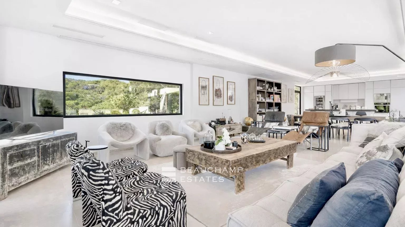 Intimate luxury contemporary villa within walking distance of Pampelonne beaches Intimate luxury contemporary villa within walking distance of Pampelonne beaches