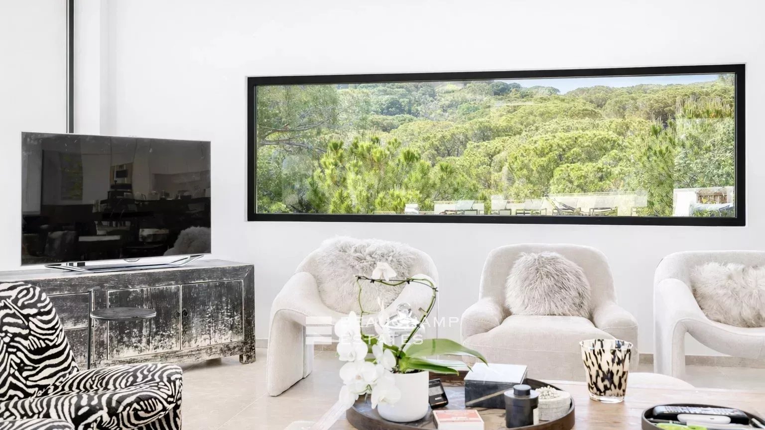 Intimate luxury contemporary villa within walking distance of Pampelonne beaches Intimate luxury contemporary villa within walking distance of Pampelonne beaches