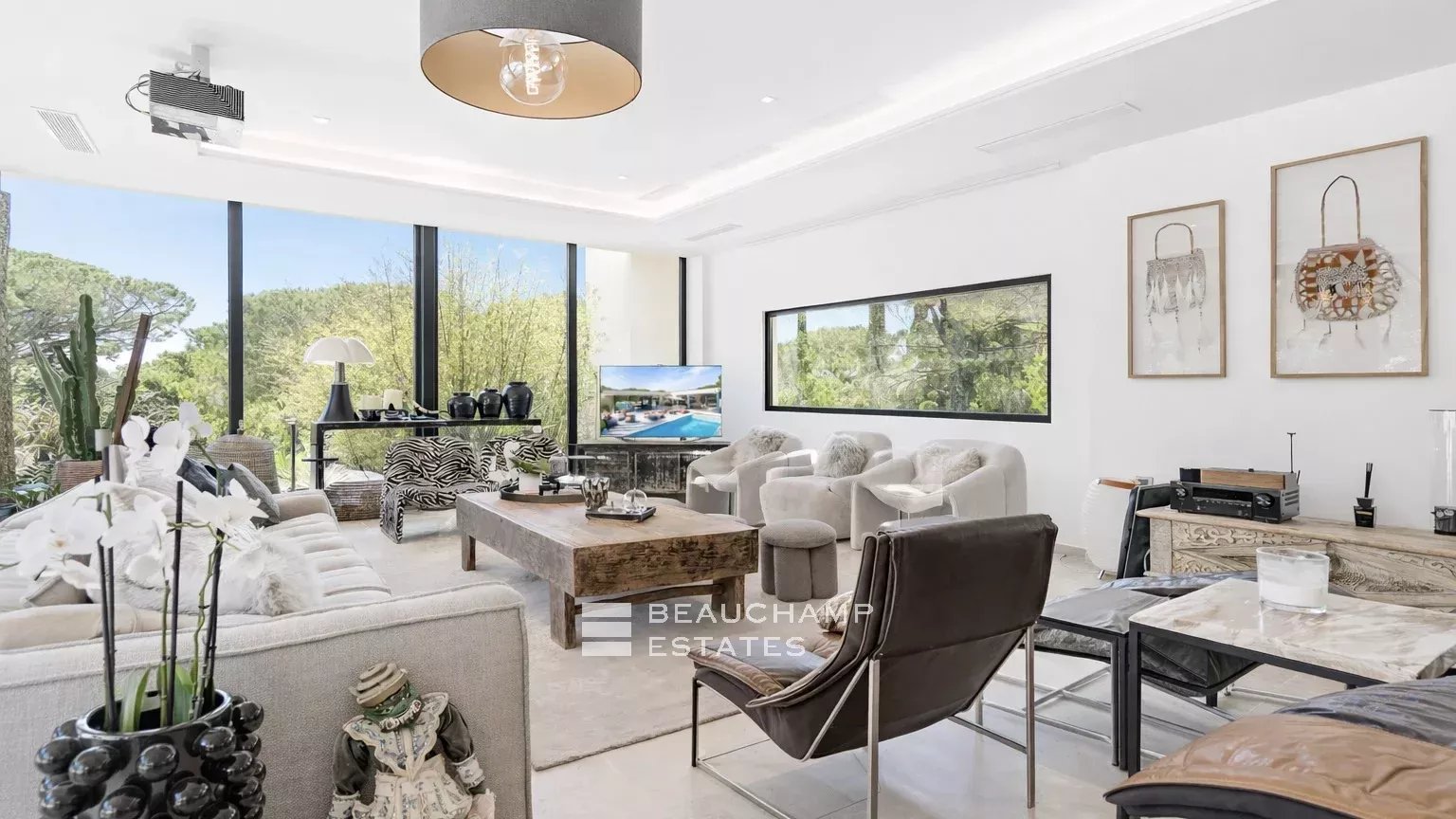 Intimate luxury contemporary villa within walking distance of Pampelonne beaches Intimate luxury contemporary villa within walking distance of Pampelonne beaches