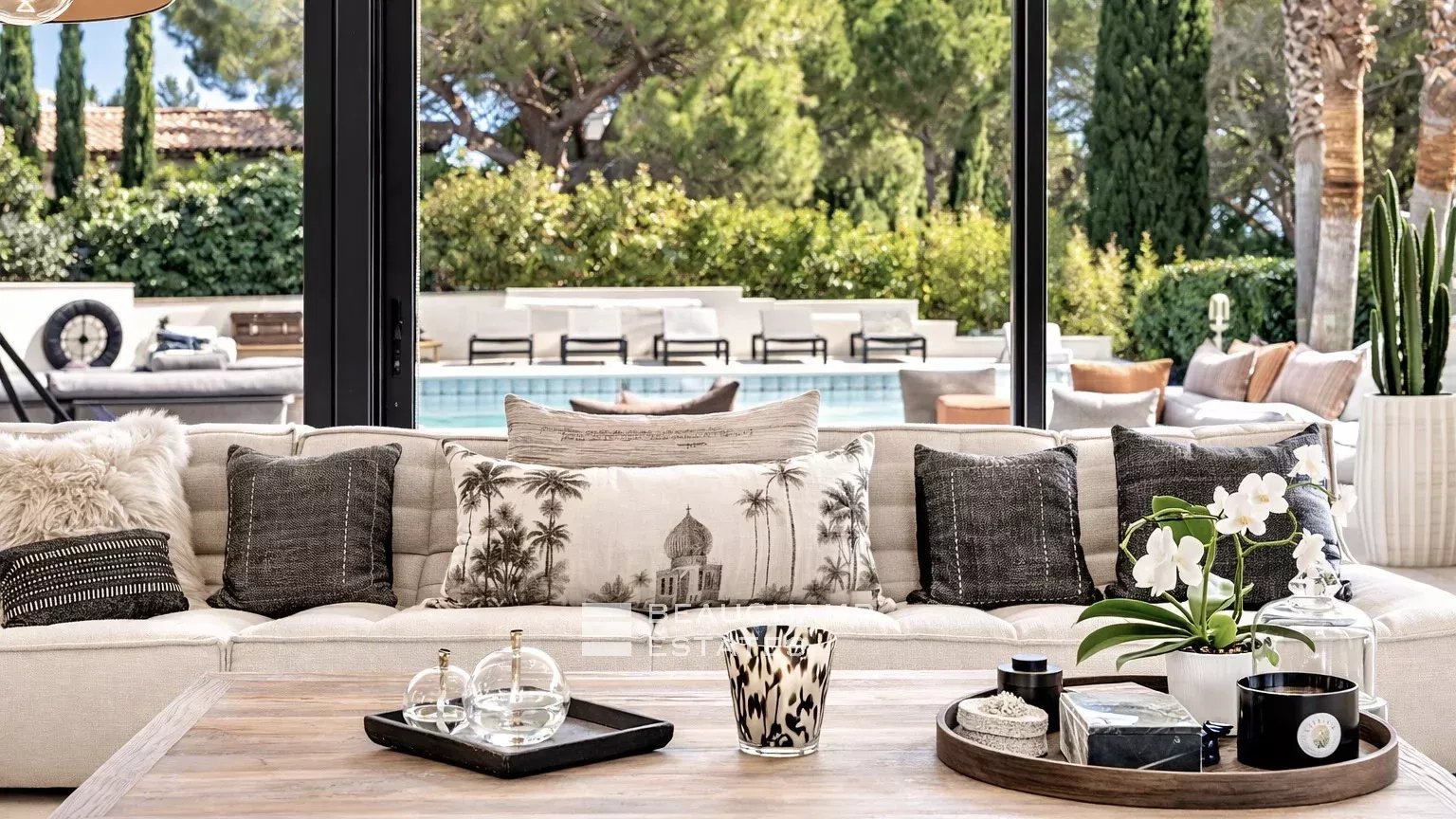 Intimate luxury contemporary villa within walking distance of Pampelonne beaches Intimate luxury contemporary villa within walking distance of Pampelonne beaches